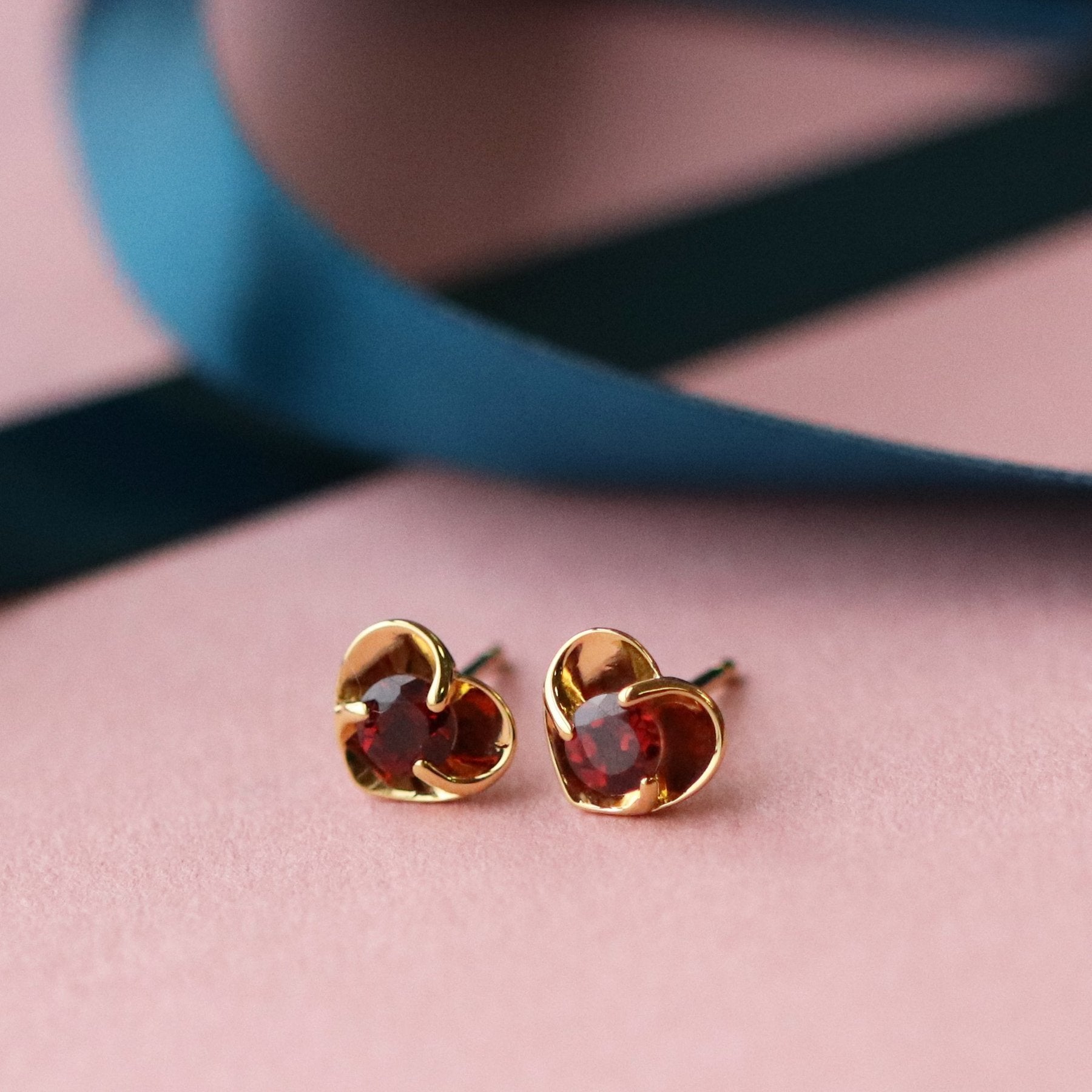 Boucles d’Oreilles Clou Coeur Argent 925 Plaqué Or Jaune avec Grenat