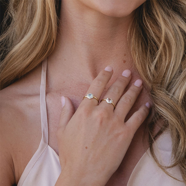 Bague Geometric Hex avec topaze bleue et émail blanc en argent sterling doré à l'or fin