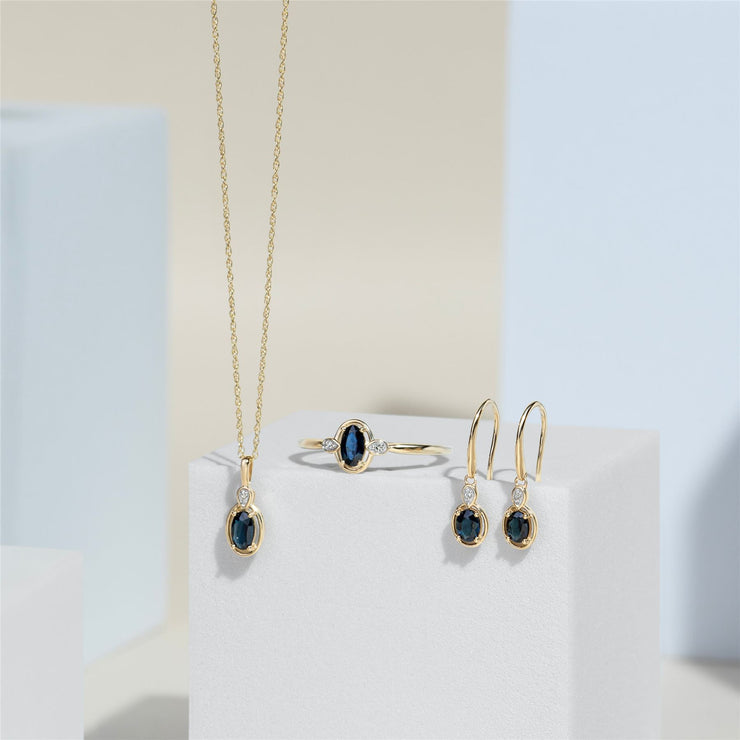 Collier Pendentif Classique en Or Jaune 9ct avec Saphir Oval et Diamants Ronds